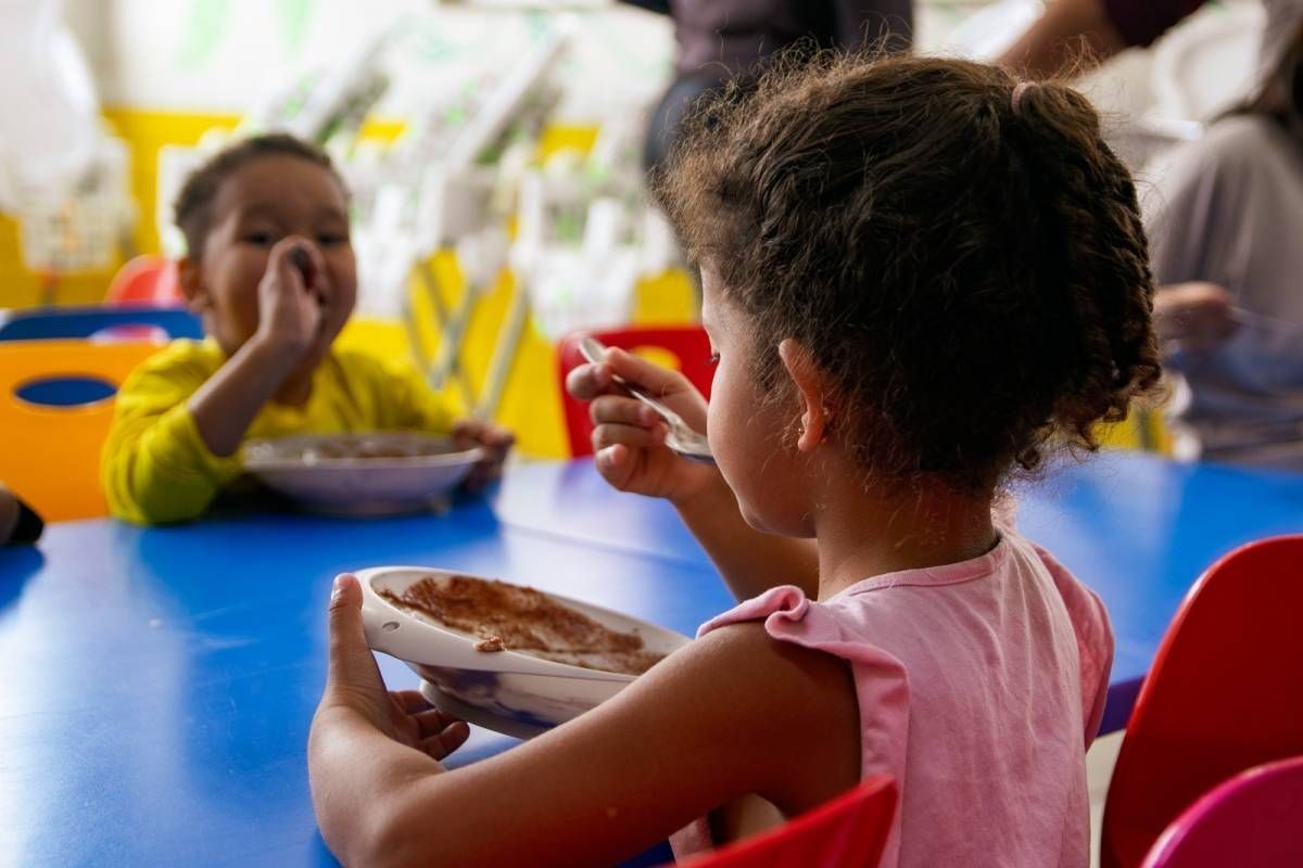 Congonhas amplia alimentação escolar com implantação de jantar nas creches municipais
