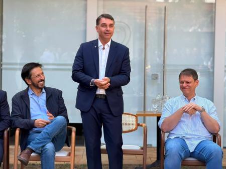 Flávio Bolsonaro posa ao lado de Tarcísio de Freitas e Ricardo Nunes