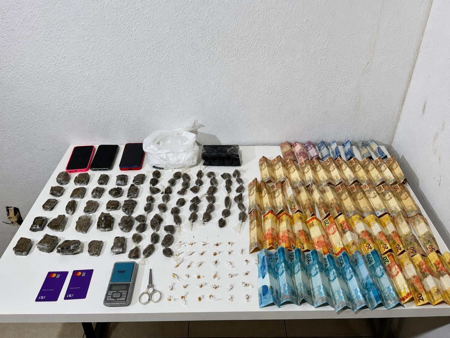 Ponto de armazenamento de drogas é desarticulado em Timóteo