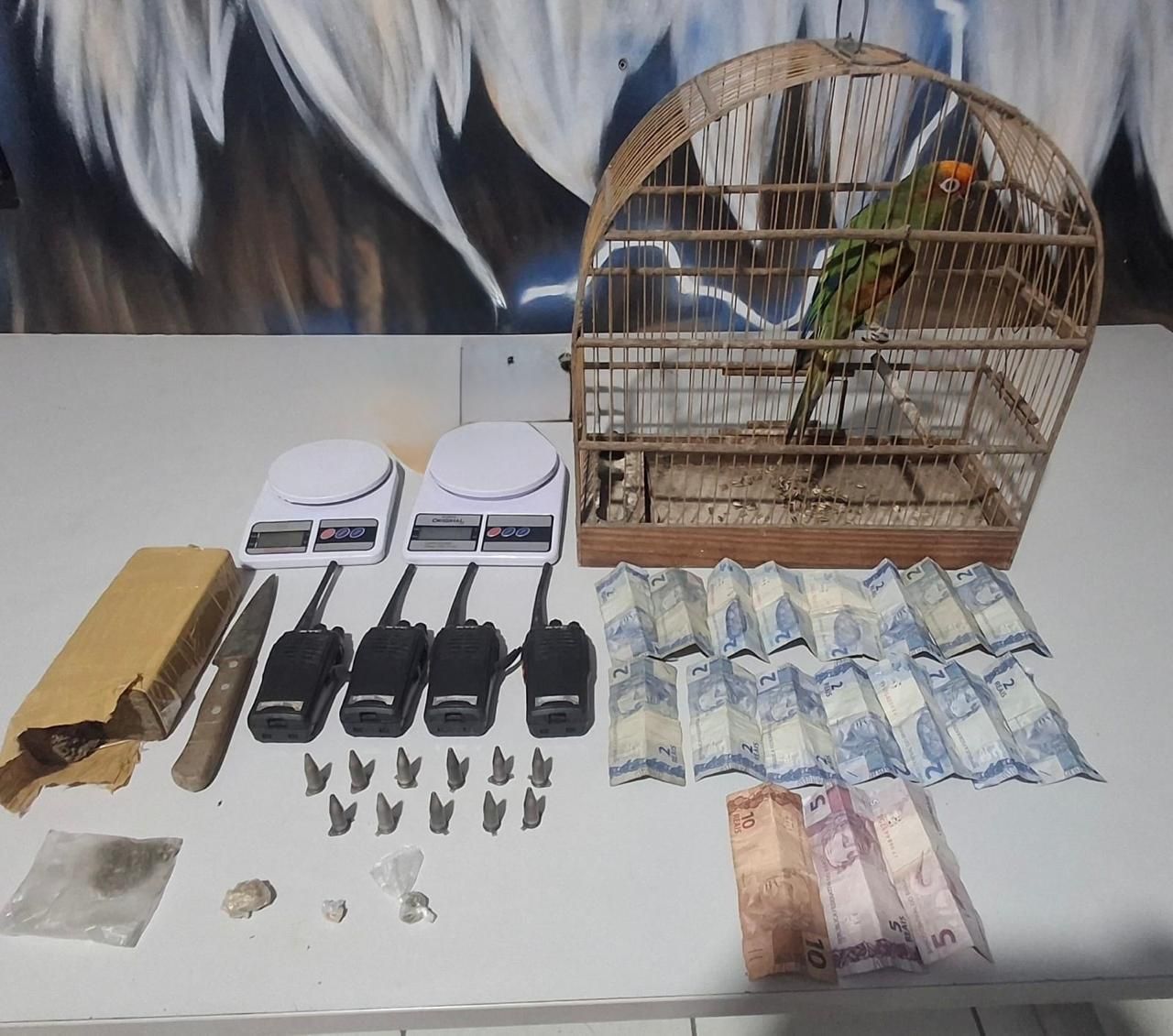Três homens e mais um casal são presos por tráfico de drogas em Ipatinga