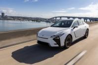 Lexus lança o ES híbrido no Brasil. Versão elétrica fica para novembro
