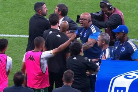 Membros das comissões técnicas de Cruzeiro e Chape discutem durante partida no Mineirão • Reprodução/sportv