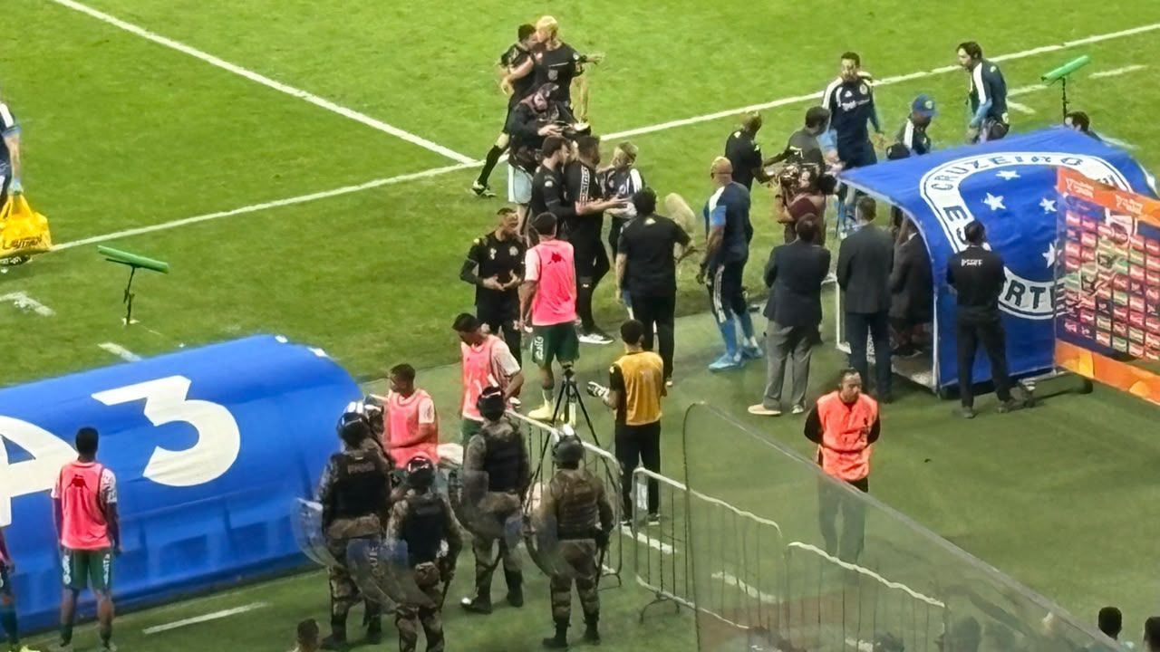 Cruzeiro x Chapecoense: Artur Jorge se envolve em discussão durante partida