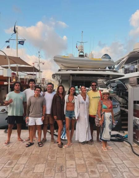Ivete ao lado do novo namorado e da família