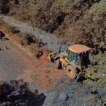 Extravasamento em mineroduto atinge córrego e estrada municipal em Congonhas