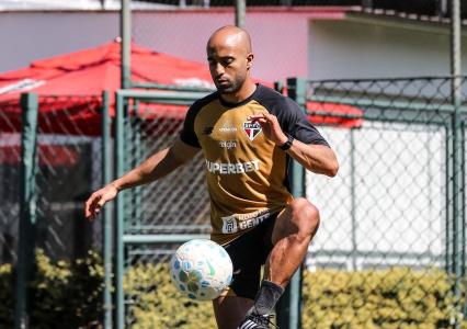 Lucas faz etapa de tratamento com a fisioterapia do São Paulo • Divulgação/São Paulo FC
