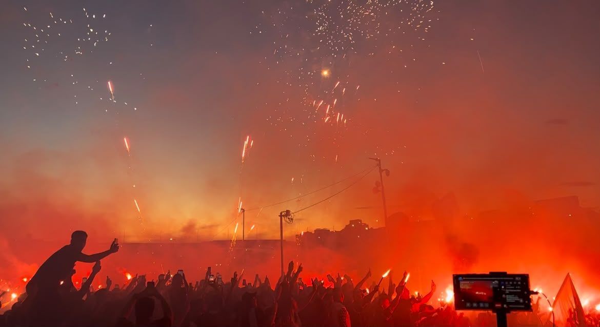 Torcedores do Corinthians recepcionam jogadores antes de 'final' contra o Inter