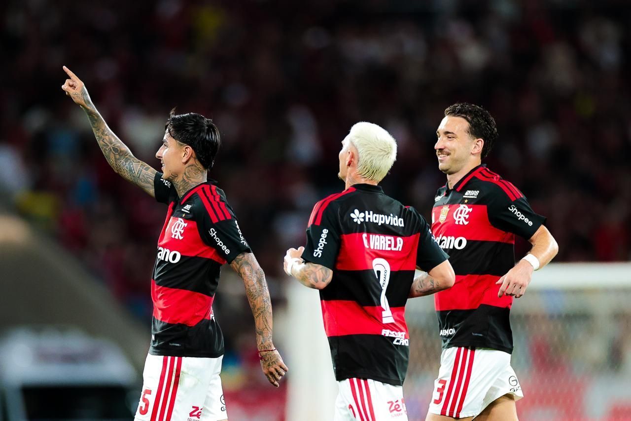 Flamengo supera o Vitória e segue a caça ao Palmeiras no Brasileirão