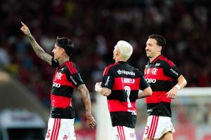 Flamengo supera o Vitória e segue a caça ao Palmeiras no Brasileirão