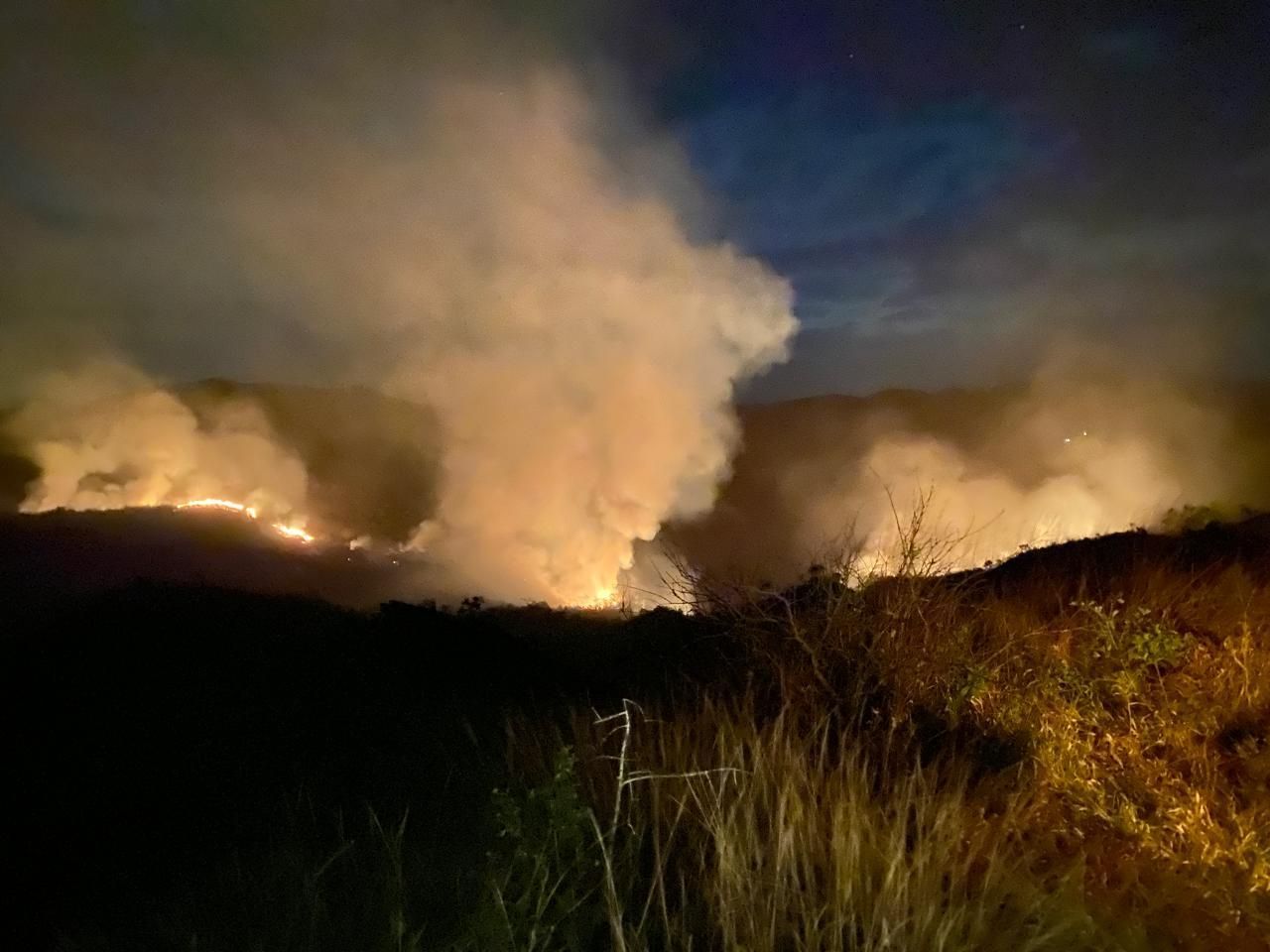 Incêndio na MG-129 entra no segundo dia de combate entre Itatiaia e Ouro Branco
