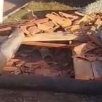 Abrigo de ônibus cai e atinge criança em Congonhas