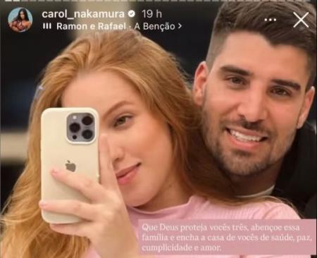 Carol compartilhou foto do ex-marido com a atual • Reprodução/Instagram