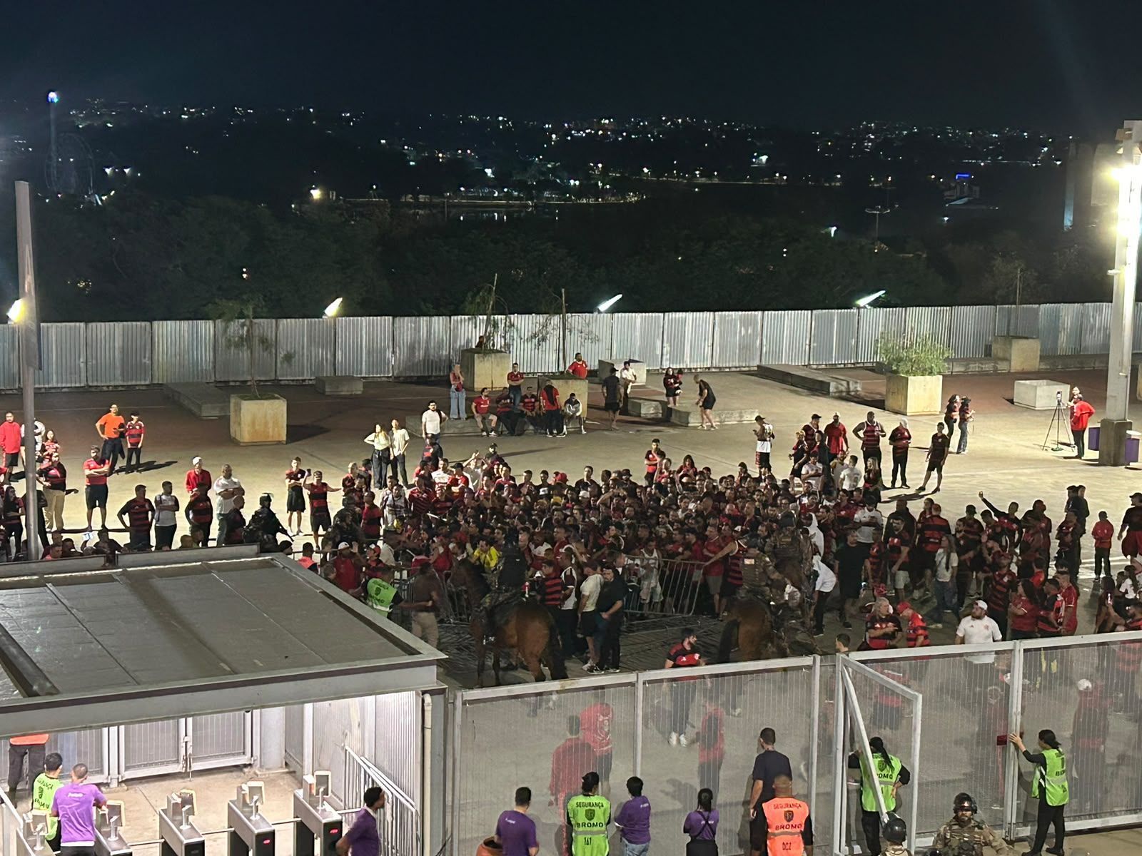 Conflito com a polícia marca entrada da torcida do Flamengo em jogo contra o Cruzeiro