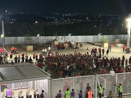Conflito entre torcedores do Flamengo e a polícia no Mineirão