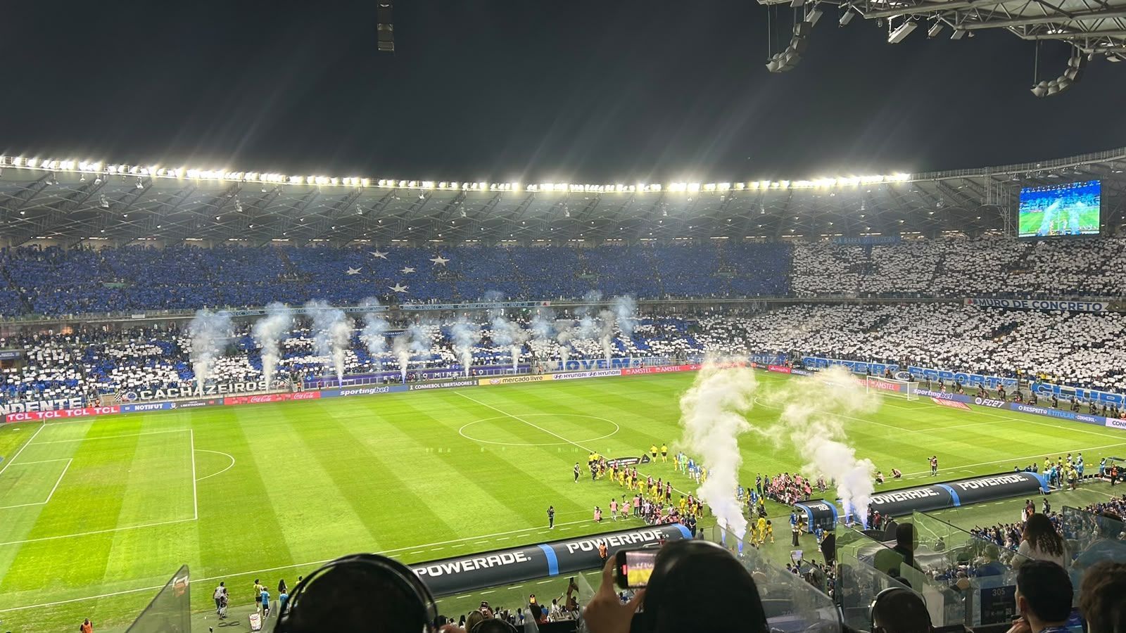 'La Bestia': mosaico 'domina' Mineirão em festa da torcida para Cruzeiro x Flamengo