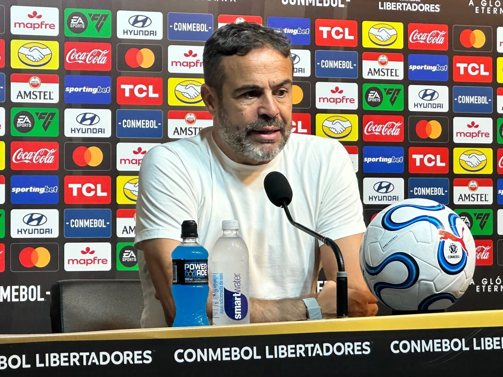 Técnico do Cruzeiro, Artur Jorge elogia Arroyo e é direto sobre reação do atacante