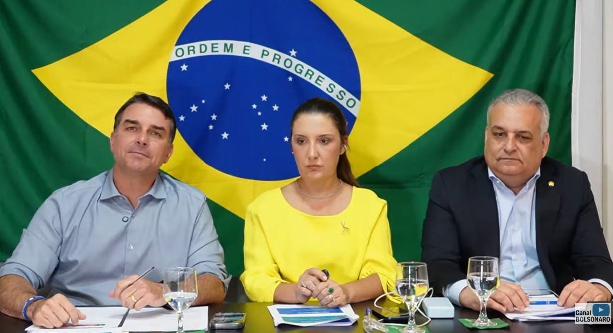 Flávio Bolsonaro diz que tentaram filiá-lo ao PT após caso envolvendo partido Missão