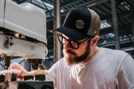 Fabricação manual e DNA artesanal: a fórmula desta marca para ganhar o mercado de óculos