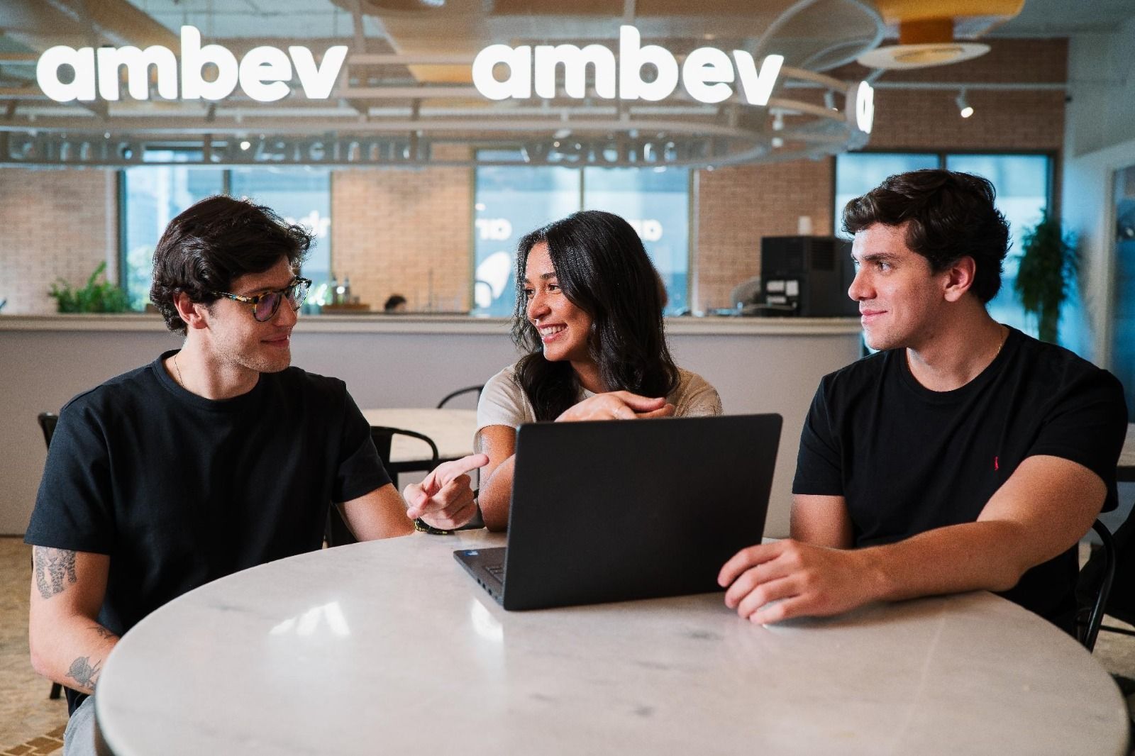 Ambev abre programa de trainee com imersão internacional e salário de R$ 9,5 mil