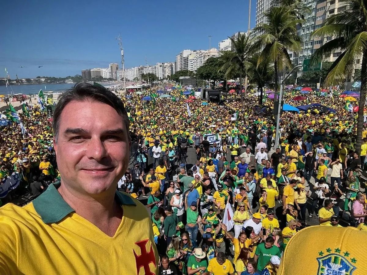Flávio abre campanha em Copacabana com trio elétrico e aposta em reduto bolsonarista