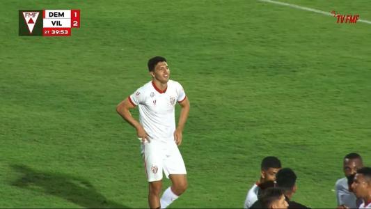 Adiel marcou um dos gols do Villa no jogo