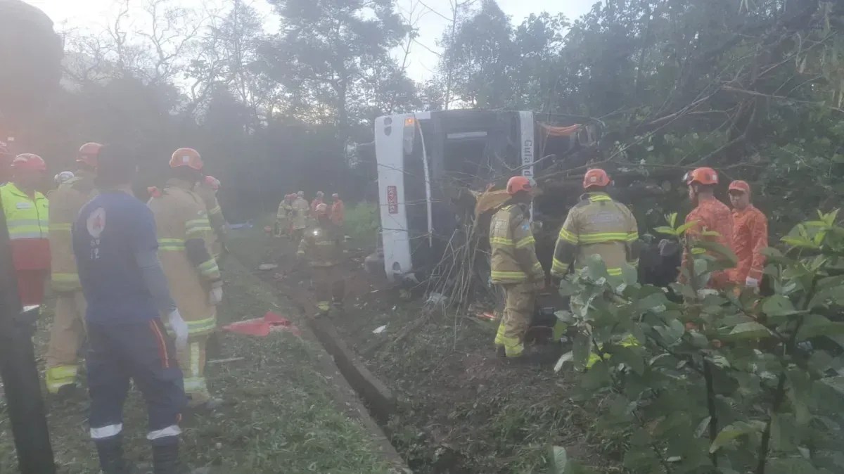 Ônibus que saiu de BH tomba na BR-040 e deixa ao menos oito mortos no Rio