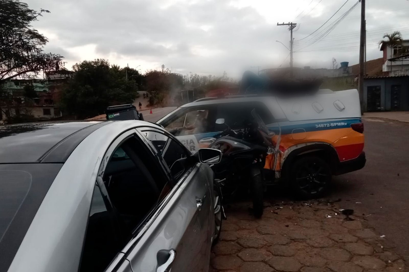 Homem é preso após atropelar motociclista e viatura policial na BR-356 em Muriaé