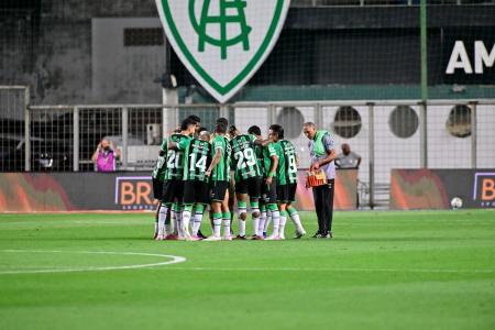 Jogadores do América antes de partida pela Série B