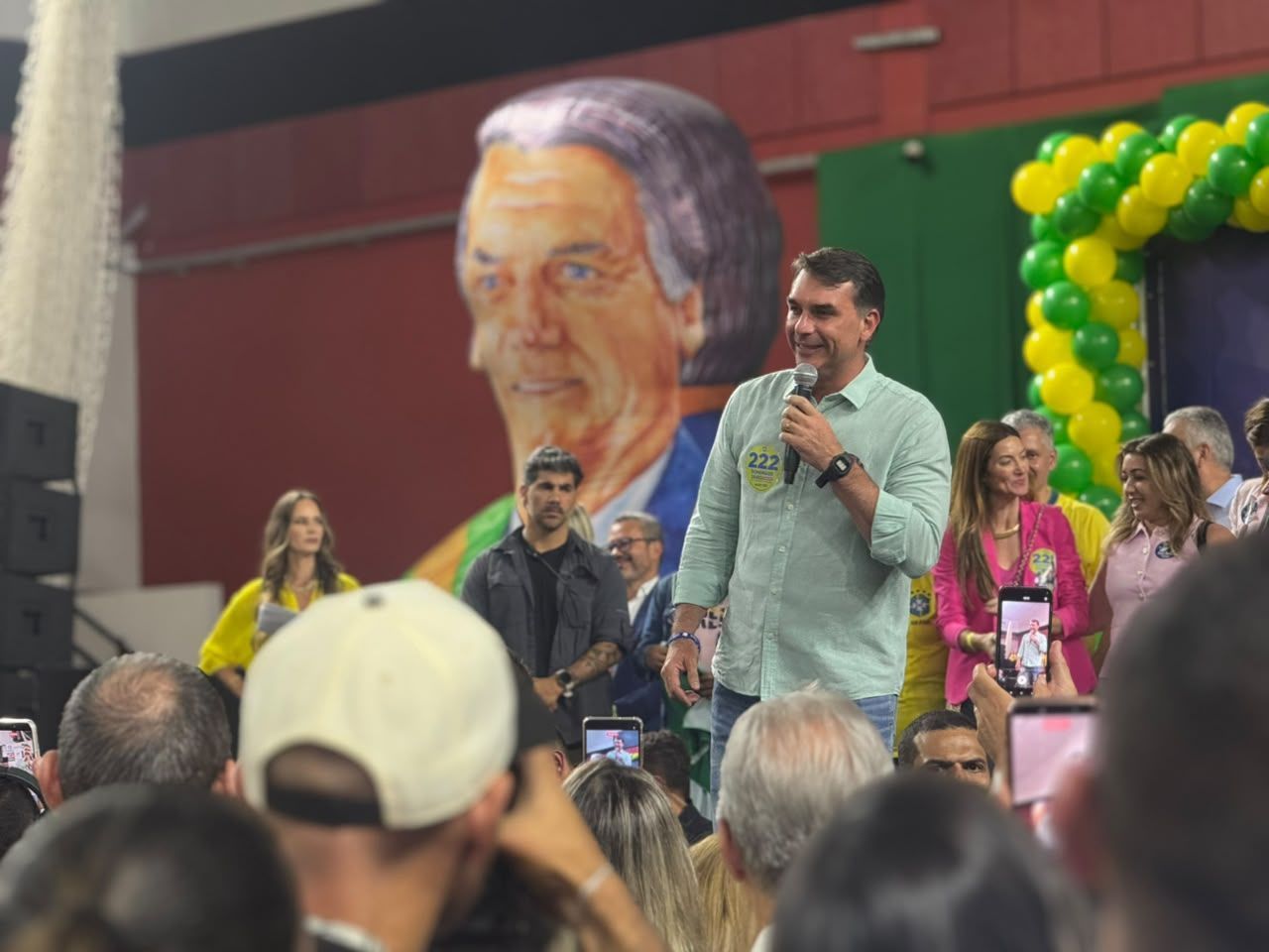 Em BH, Flávio Bolsonaro defende 'padrão Bukele' no combate ao crime organizado