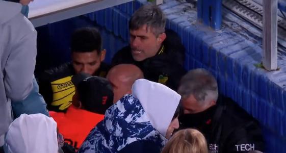 Guillermo Barros Schelotto, treinador do Vélez, e Julio Vaccari, técnico do Defensa, se desentenderam no túnel de acesso aos vestiários