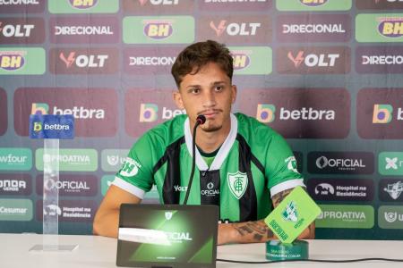 Marcelo Maçola, reforço do América, durante apresentação