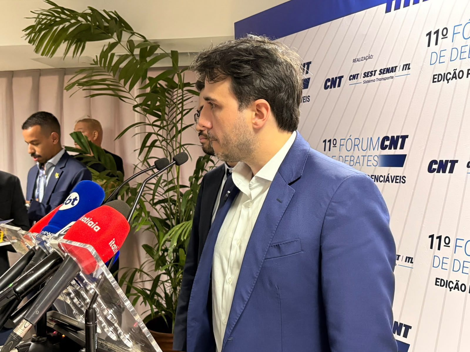 Renan Santos defende corte de despesas e critica CLT para motoristas de aplicativo