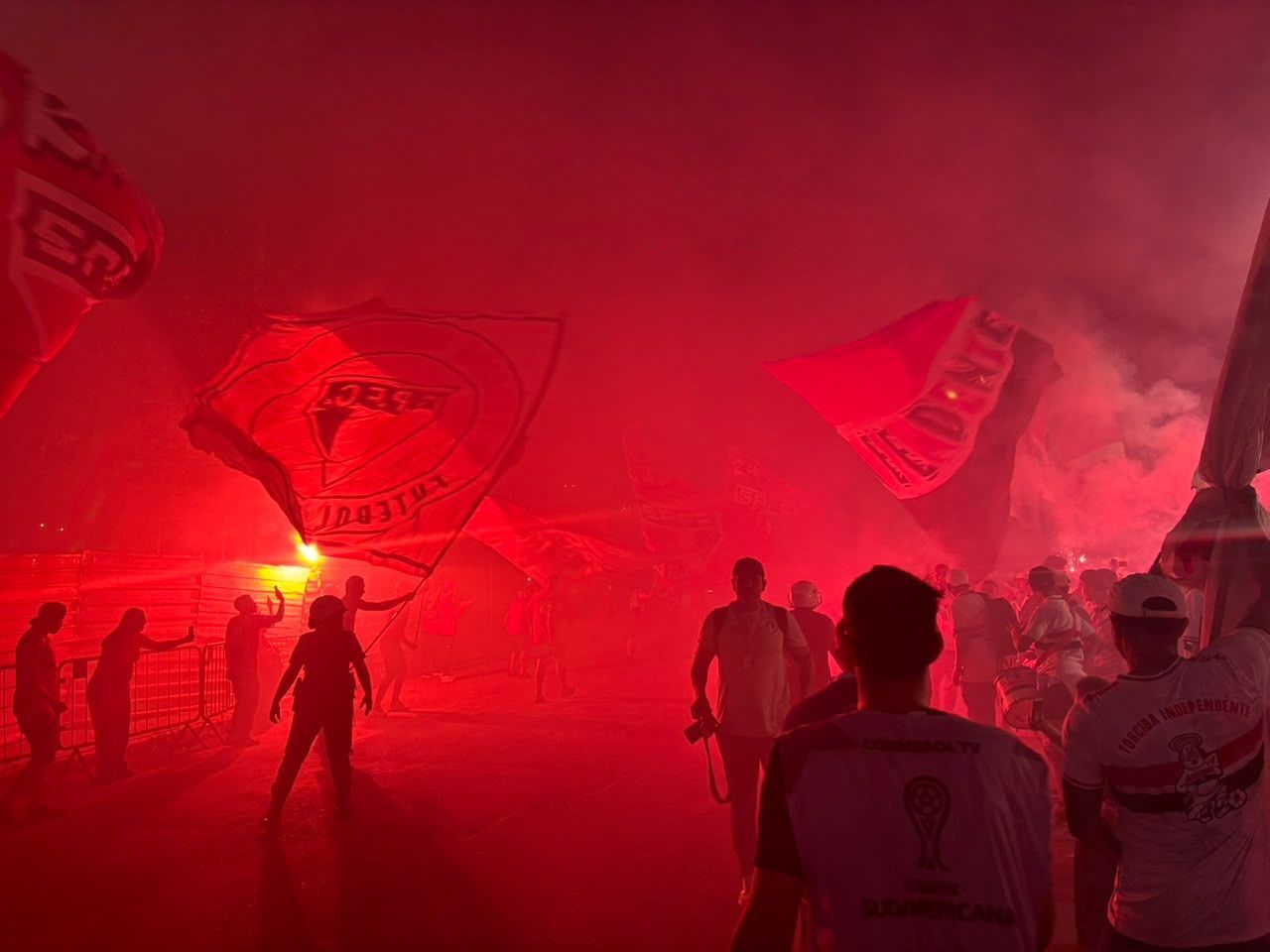 Torcida faz grande festa em chegada do São Paulo, e Luciano toma atitude