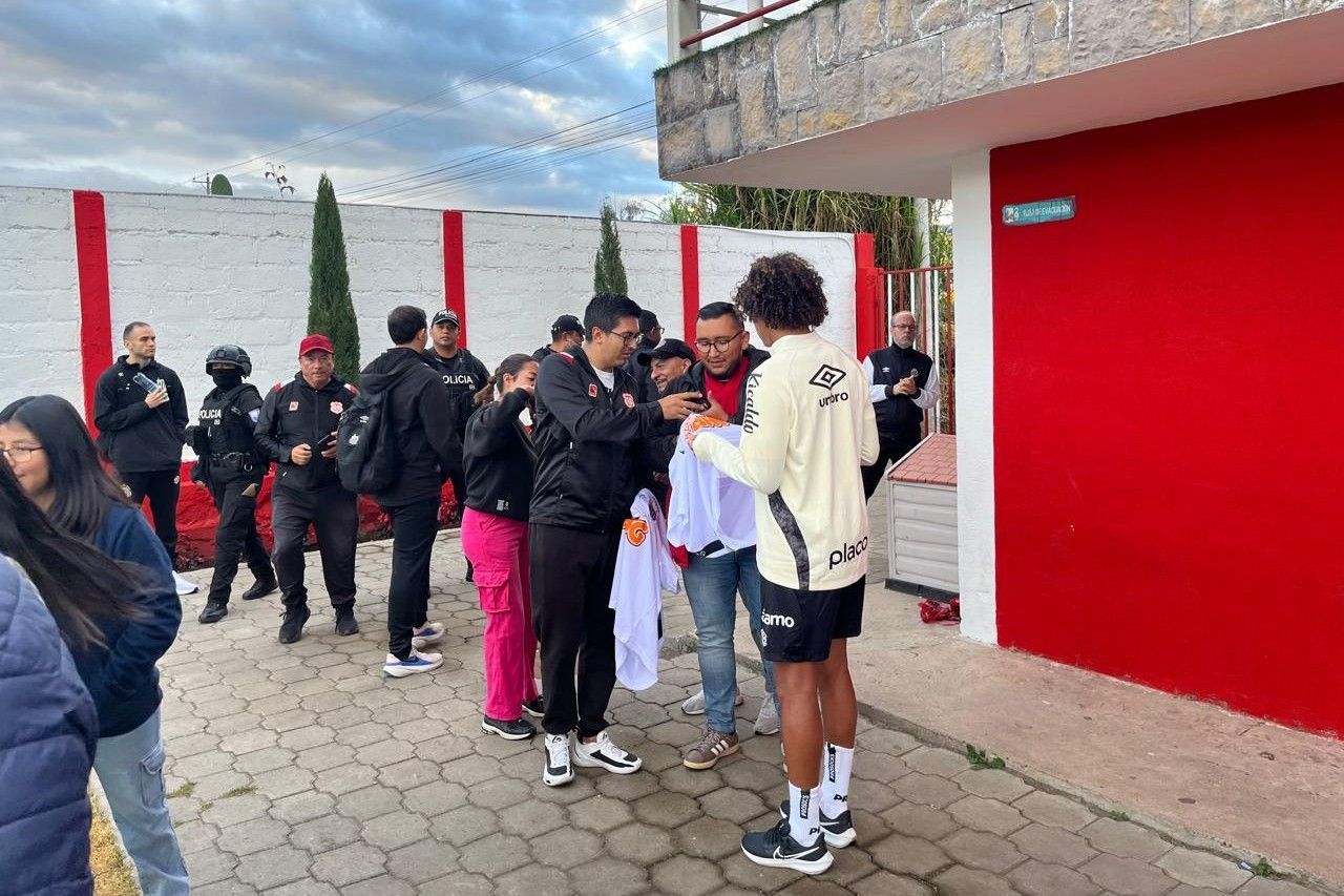 Torcedores locais tietam jogadores do Santos às vésperas de decisão contra o Macará