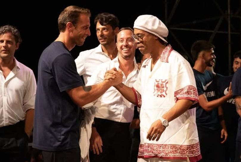 Ronaldinho celebra retorno ao futebol, mas avisa: ‘Quem sabe é o treinador’
