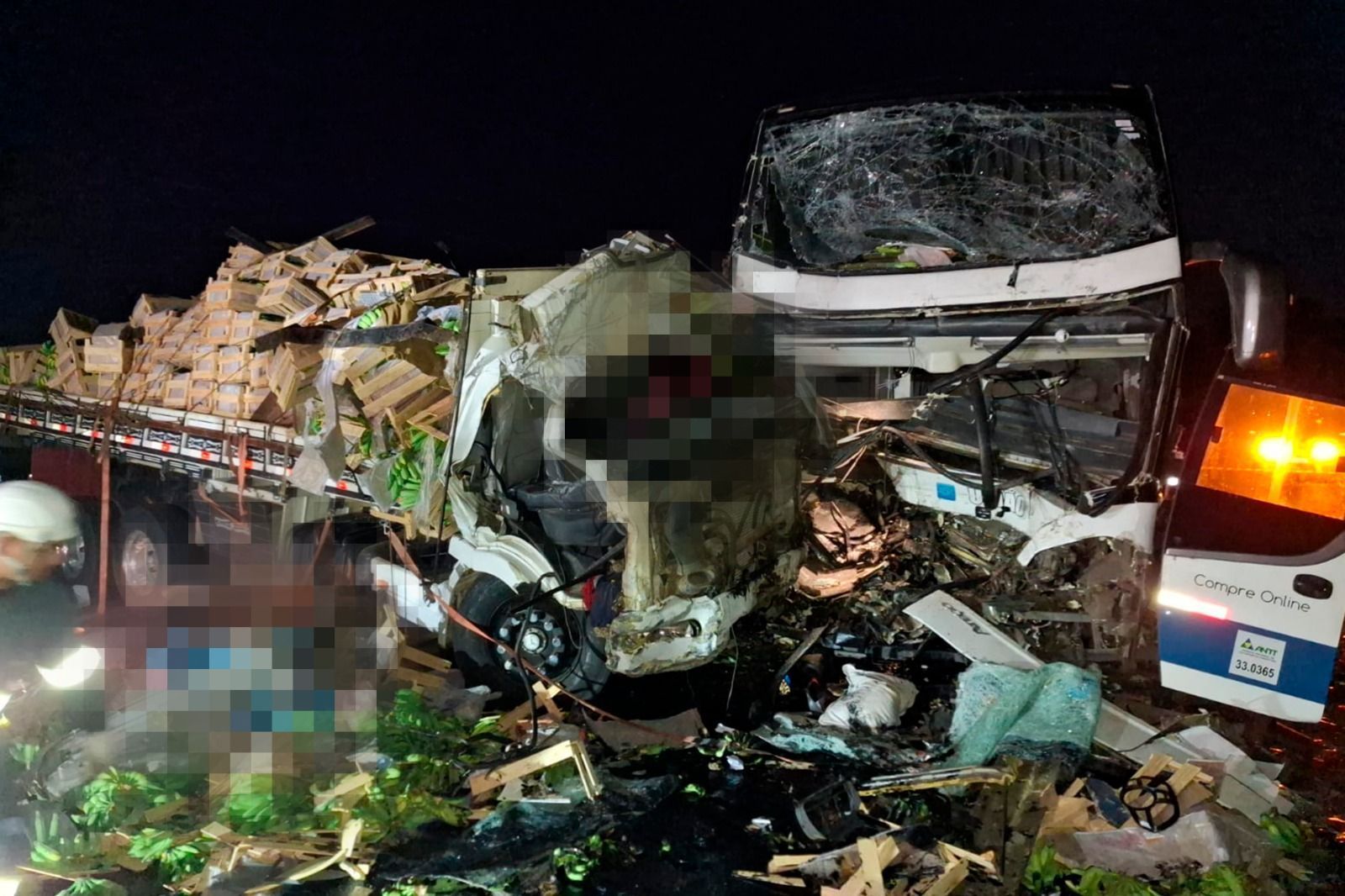 Motoristas morrem após ônibus colidir com caminhão de carga na BR-116 em Muriaé