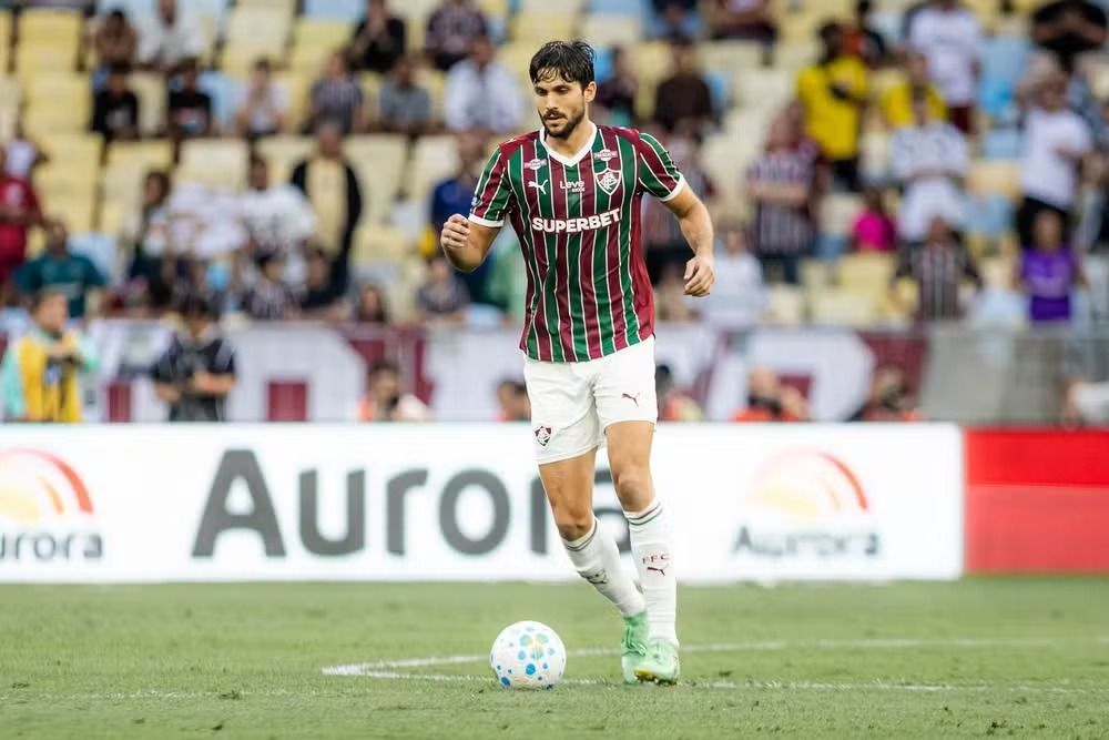 Zagueiro do Fluminense fará tratamento conservador para evitar operação