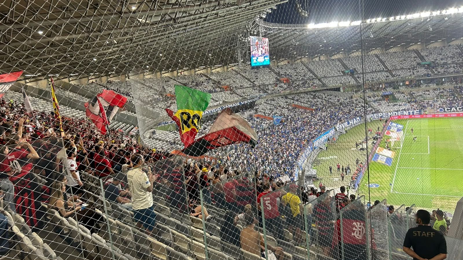 No Mineirão, torcida do Flamengo provoca Cruzeiro por classificação na Libertadores