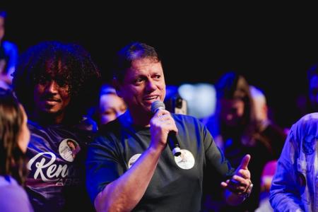 Tarcísio de Freitas em evento de campanha nesse domingo (23)