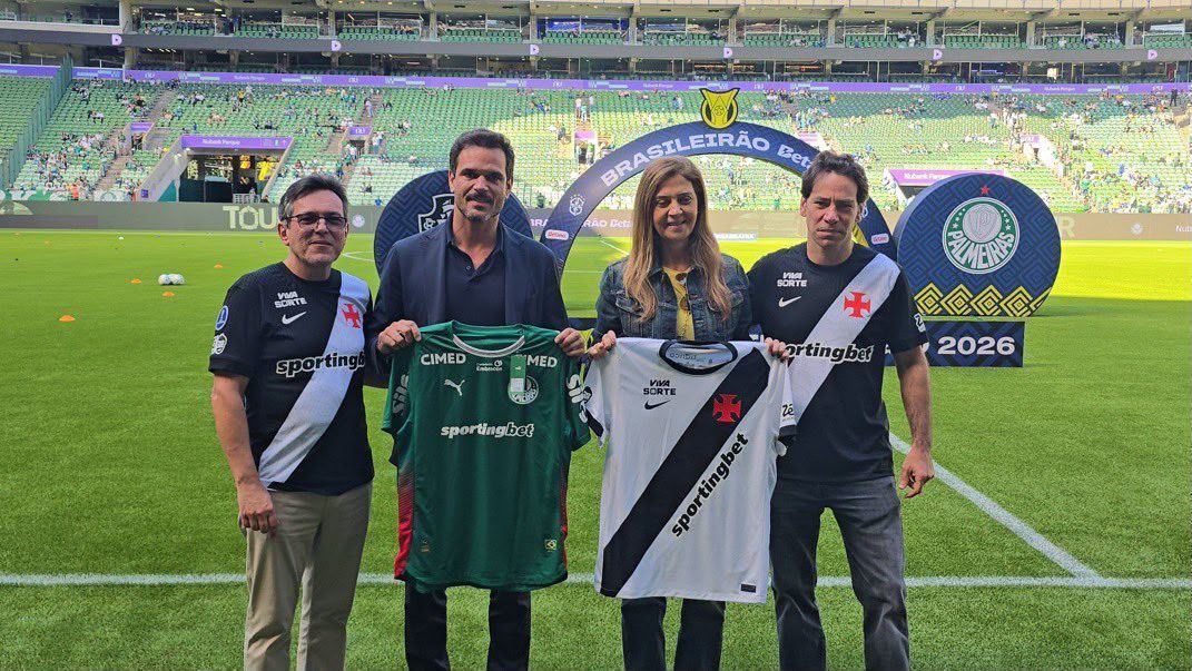 Marcos Lamacchia veste camisa do Vasco e posa ao lado de Leila Pereira, do Palmeiras