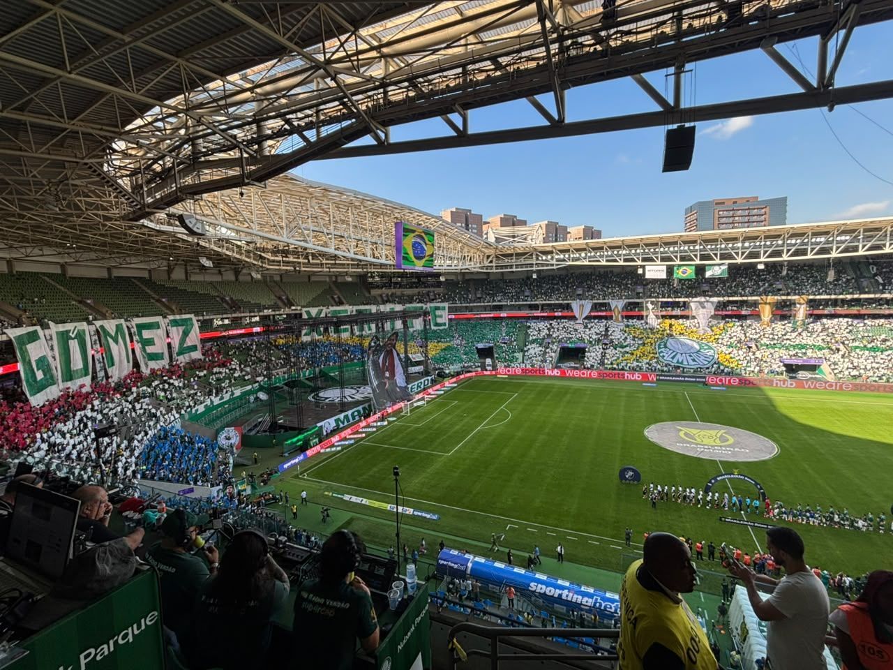 Torcida do Palmeiras homenageia Gustavo Gómez com mosaico; veja imagens