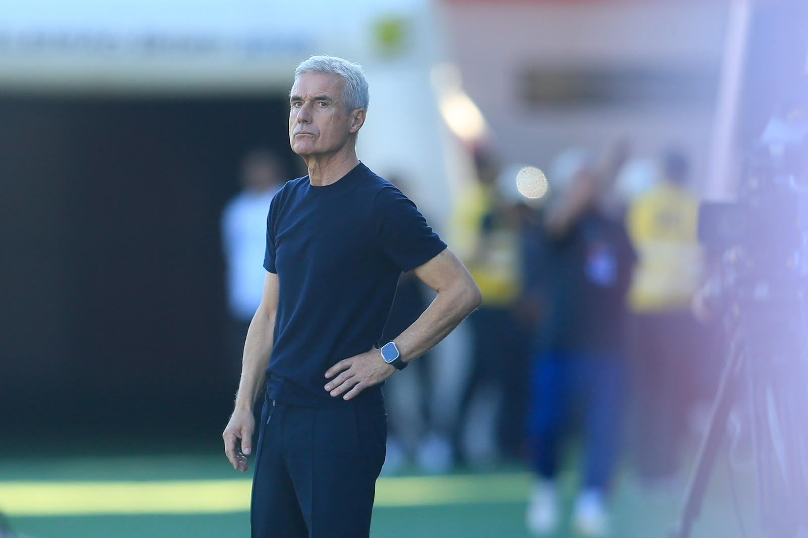 Luís Castro considera derrota do Grêmio injusta e critica arbitragem após gol anulado