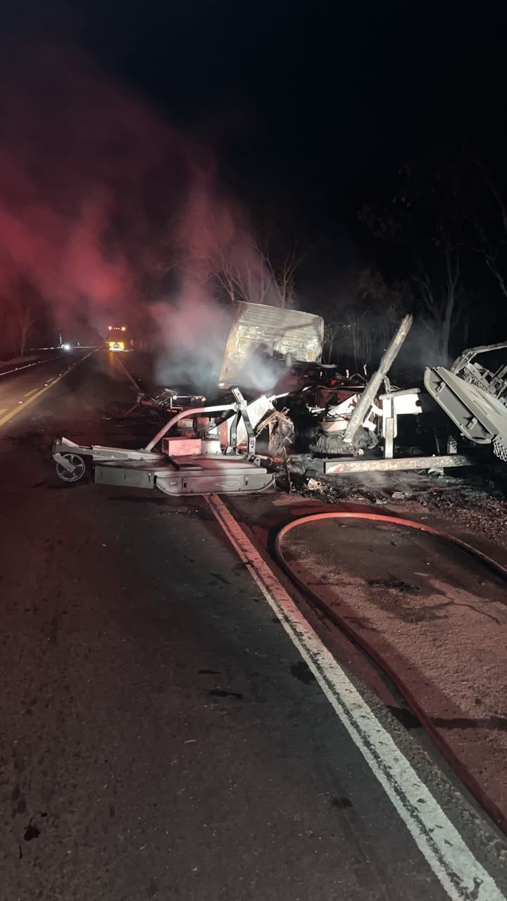 Caminhão pega fogo na MGC-496, em Várzea da Palma