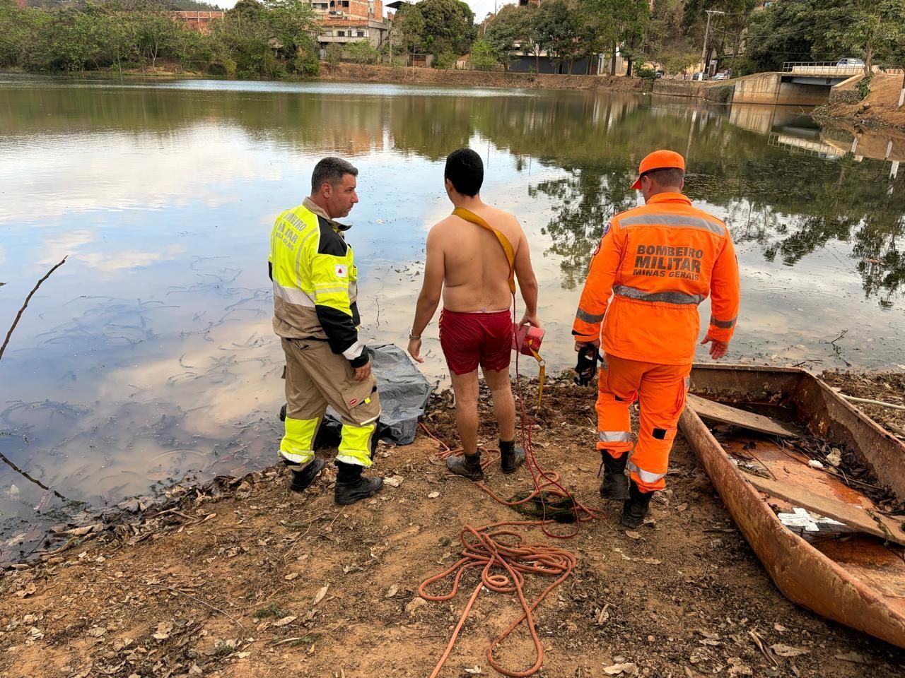 Corpo de homem é retirado de lagoa no Vale Verde, em Ipaba