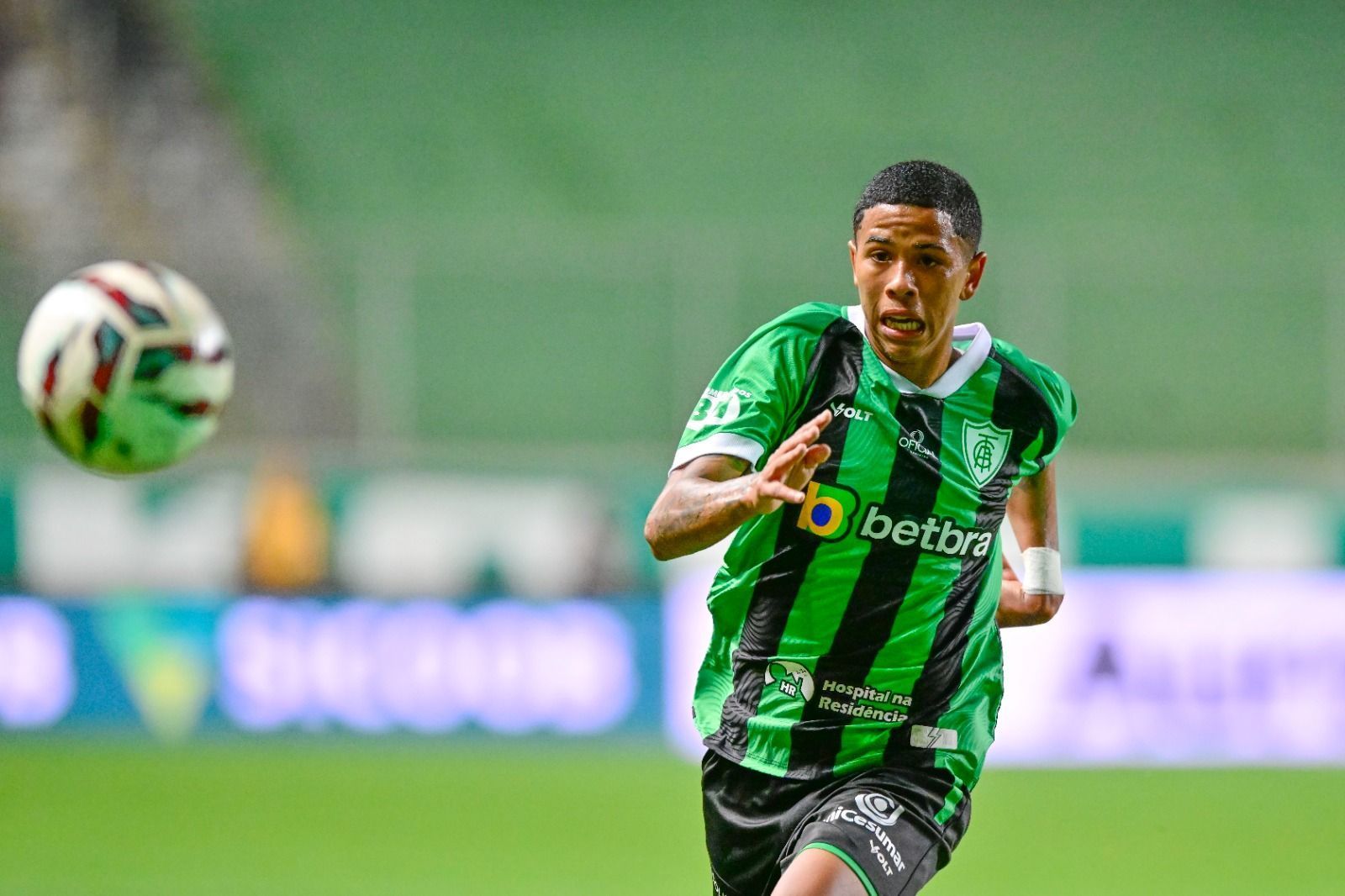 Meia do América vira desfalque de última hora para jogo com o Sport pela Série B