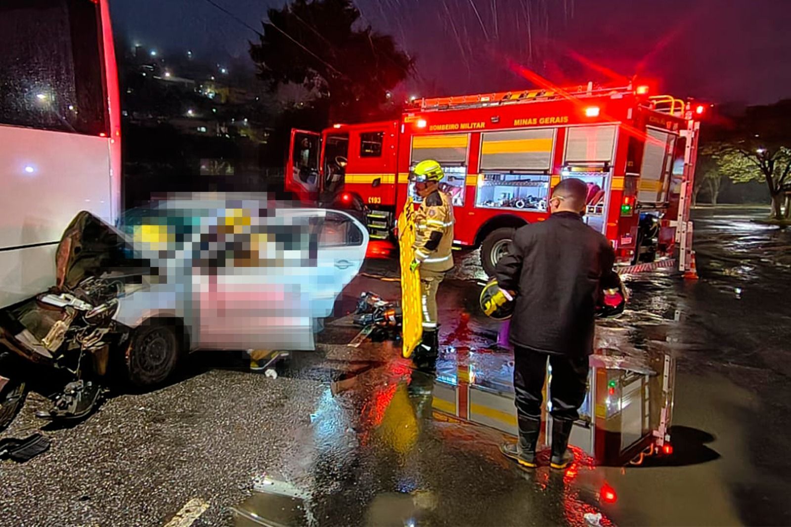 Idosos ficam presos em carro após colisão com ônibus em Juiz de Fora