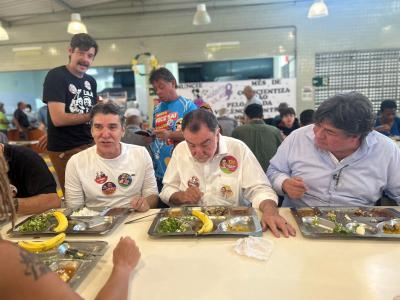 Jarbas Soares, Patrus Ananias e André Quintão no restaurante popular do barreiro