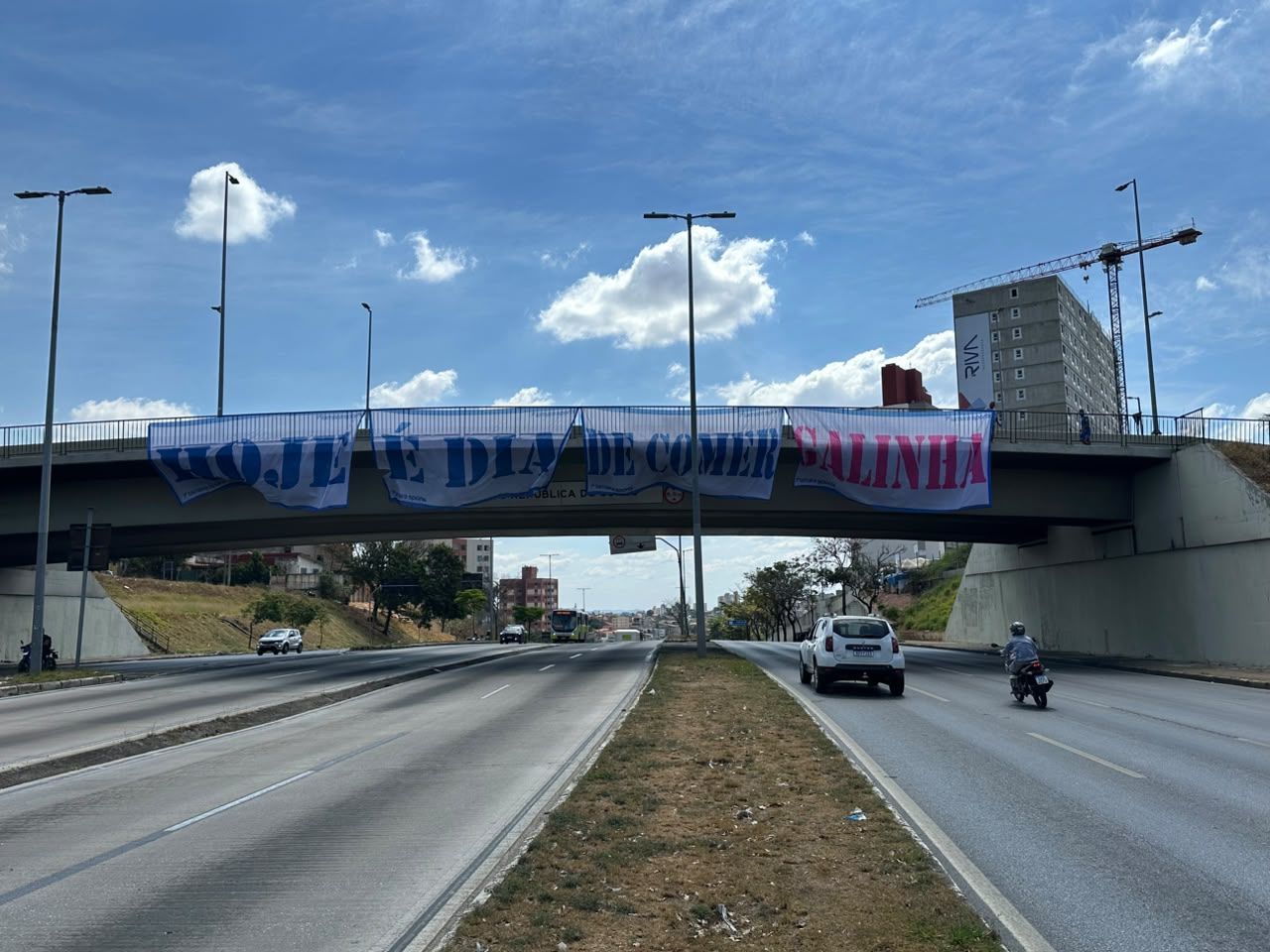 Torcedores do Cruzeiro estendem faixa em viaduto de BH horas antes de clássico