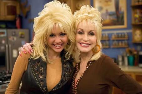 Dolly Parton como Tia Dolly em Hannah Montana • Reprodução