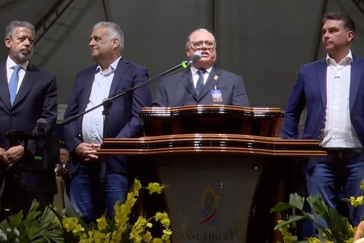 Após ausências em agendas, Lira e Flávio aparecem juntos em culto em Alagoas